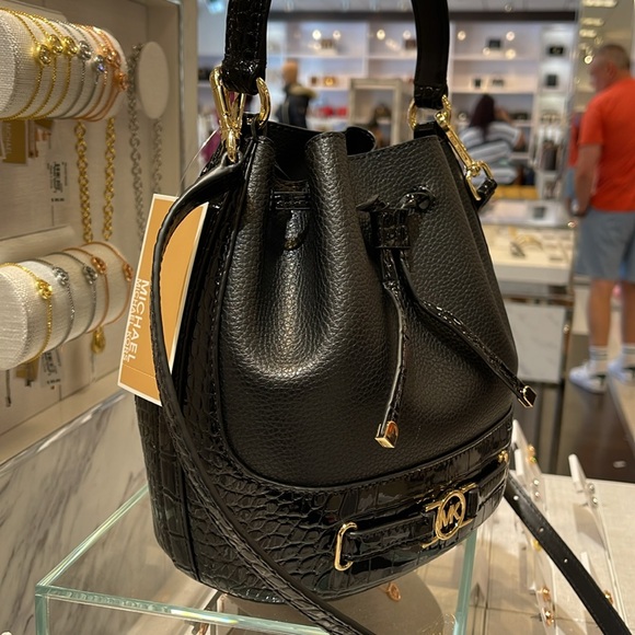 MICHAEL KORS 
Reed Medium Pebbled Leather Belted Bucket Messenger Satchel Crossb - Picture 5 of 16